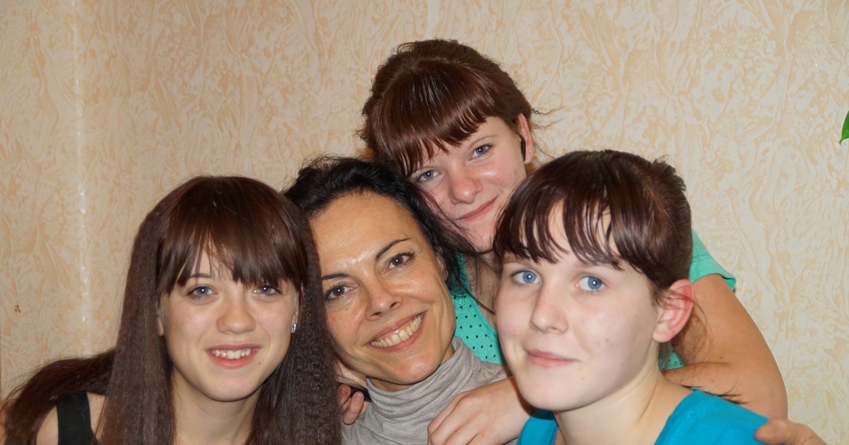 Pascale Vayer, chairwoman of the „Little Hearts“ charity, with children of the Russian Vorontsovo orphanage